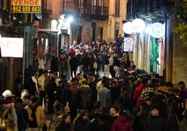 Jóvenes a las puertas de varias discotecas de la ciudad.