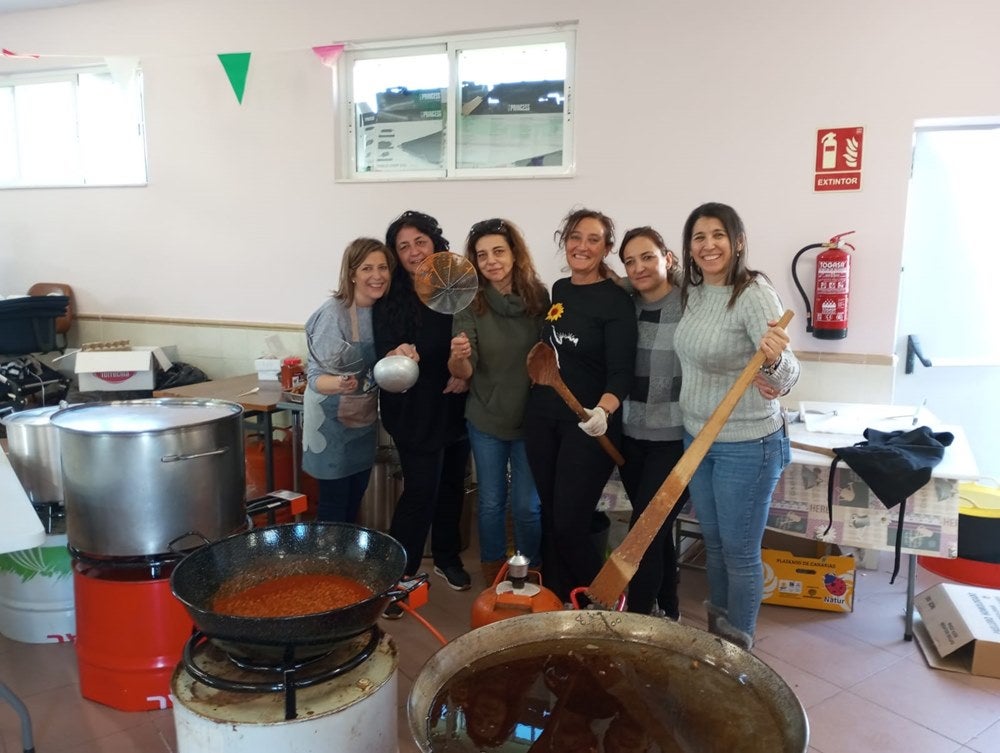 Reconocimiento a los mayores de Coca de Alba en la fiesta de la matanza tradicional