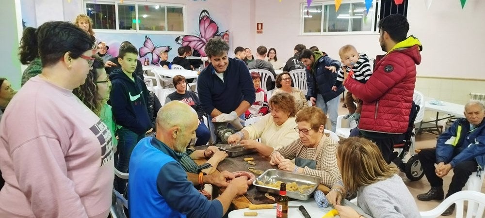 Reconocimiento a los mayores de Coca de Alba en la fiesta de la matanza tradicional