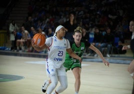 Arica Carter manejando el balón durante el choque de este sábado en Mendizorroza.