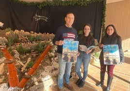 Pedro Samuel Martín, Alba Hernández y Thania Valdés en la presentación del programa navideño de Carbajosa de la Sagrada.