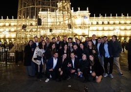 Un grupo de jóvenes en la Plaza Mayor instantes antes de un cotillón en nochevieja el pasado año.