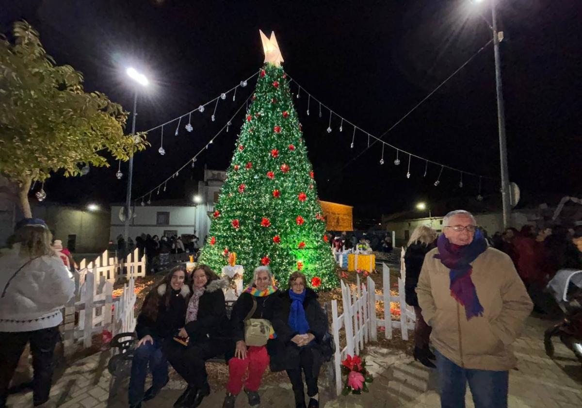 Imagen principal - Villoruela estrena su árbol de Navidad de 5.000 garrafas de agua y marcado por la solidaridad vecinal