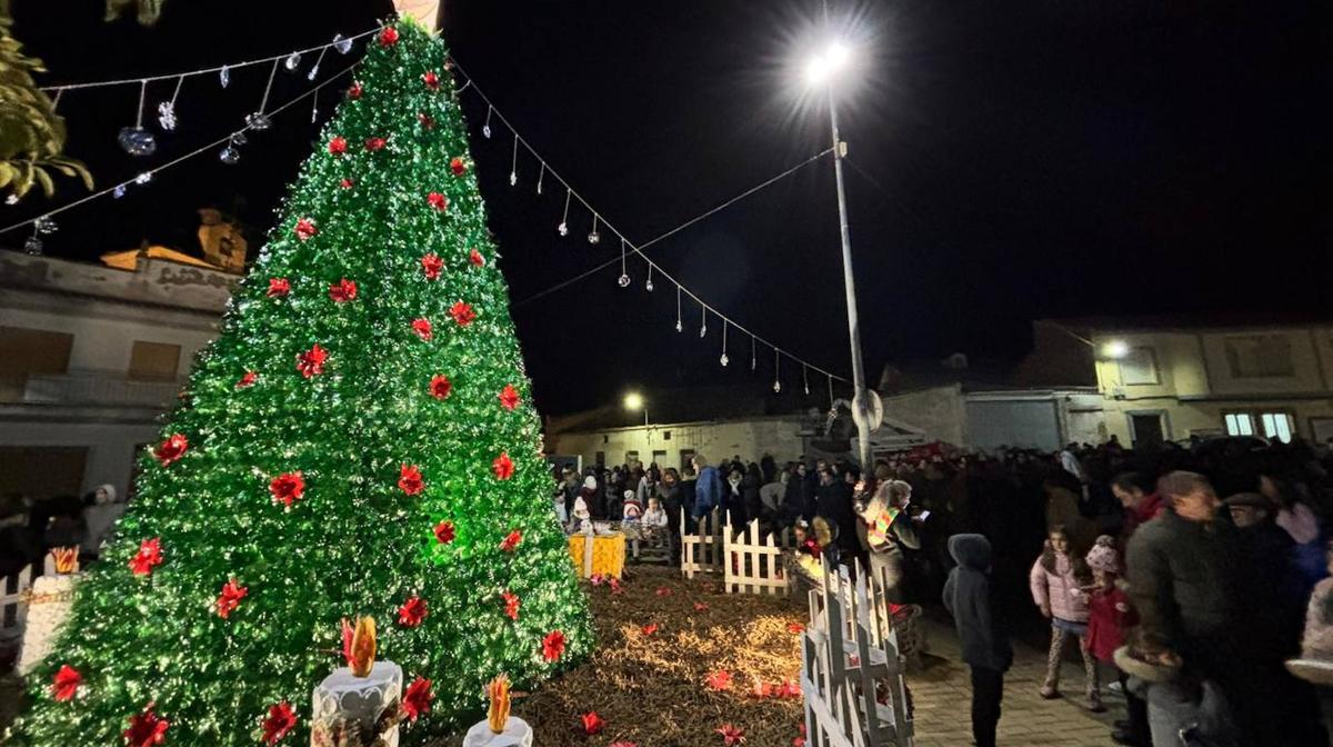 Villoruela estrena su árbol de Navidad de 5.000 garrafas de agua y marcado por la solidaridad vecinal