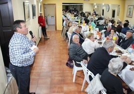 El alcalde, Francisco Navarro, se dirige a los vecinos tras la merienda