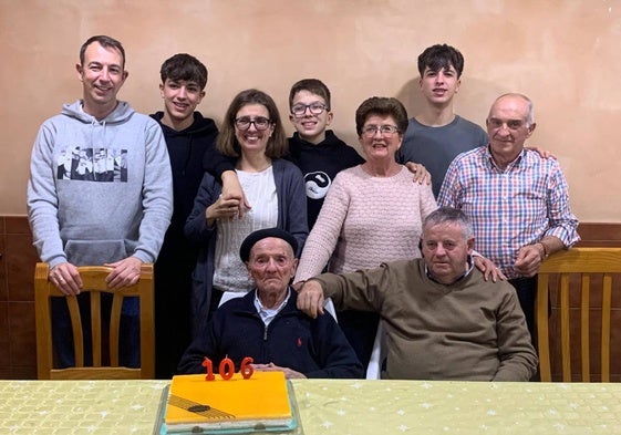 Francisco junto a su familia y un compañero de residencia el día en que celebraba su 106 cumpleaños.