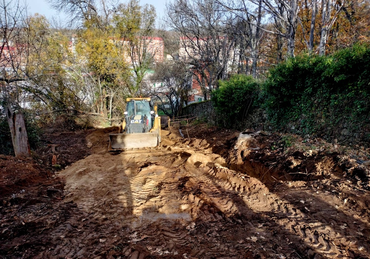 Imagen de los trabajos de reparación de la red en la zona próxima al paraje de Monte Mario en Béjar.