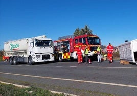 Imagen de la furgoneta volcada en la mañana de este martes en Terradillos.