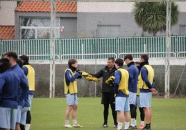 Dueñas charlando con Cristeto en la sesión de trabajo de este martes.