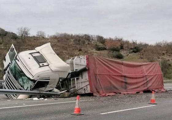 Imagen del camión volcado.