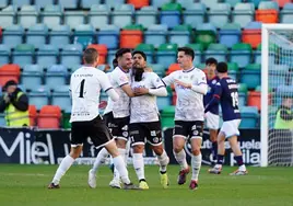 Los futbolistas del Salamanca UDS celebran un gol en el Helmántico el pasado domingo.