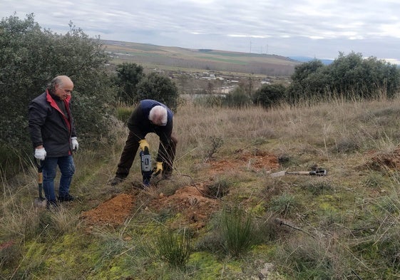 El inicio de los trabajos del innovador mariposario de Alba de Tormes junto a la Vía Verde.