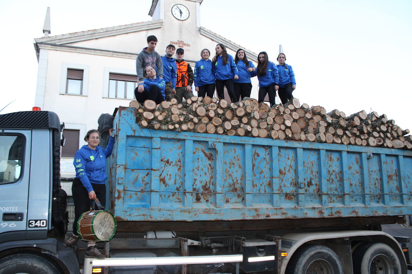 Linares de Riofrío recibe la Navidad con el árbol de los quintos