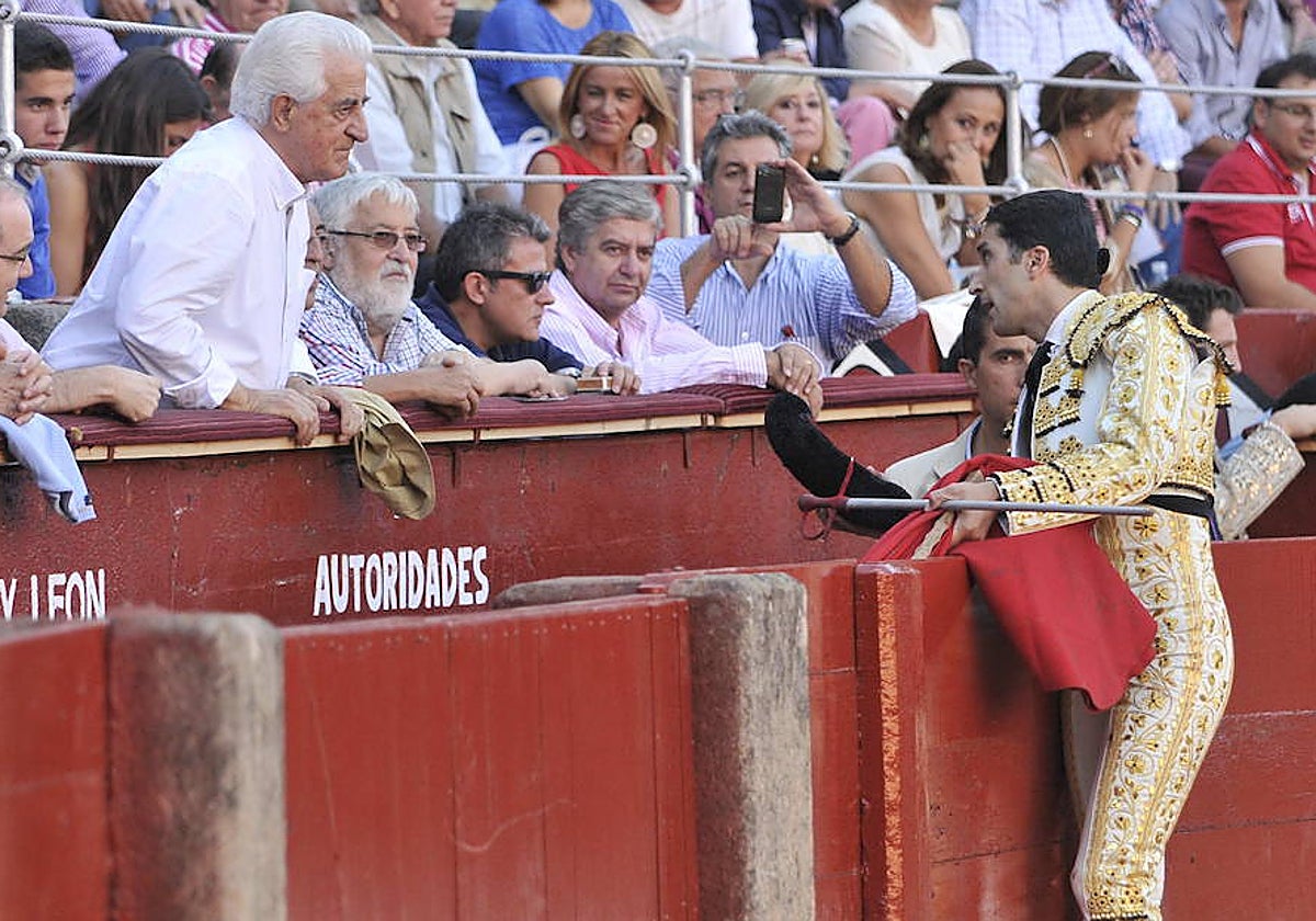 Javier Castaño brinda un toro al maestro Santiago Martín 'El Viti' en La Glorieta.
