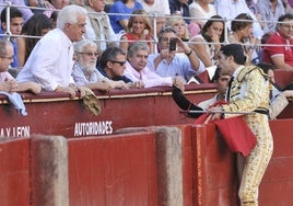 Javier Castaño brinda un toro al maestro Santiago Martín 'El Viti' en La Glorieta.