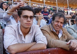 Justo Hernández, junto a su hijo del mismo nombre en el burladero del callejón de La Glorieta.