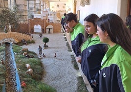 Escolares del centro viendo una parte del nacimiento.