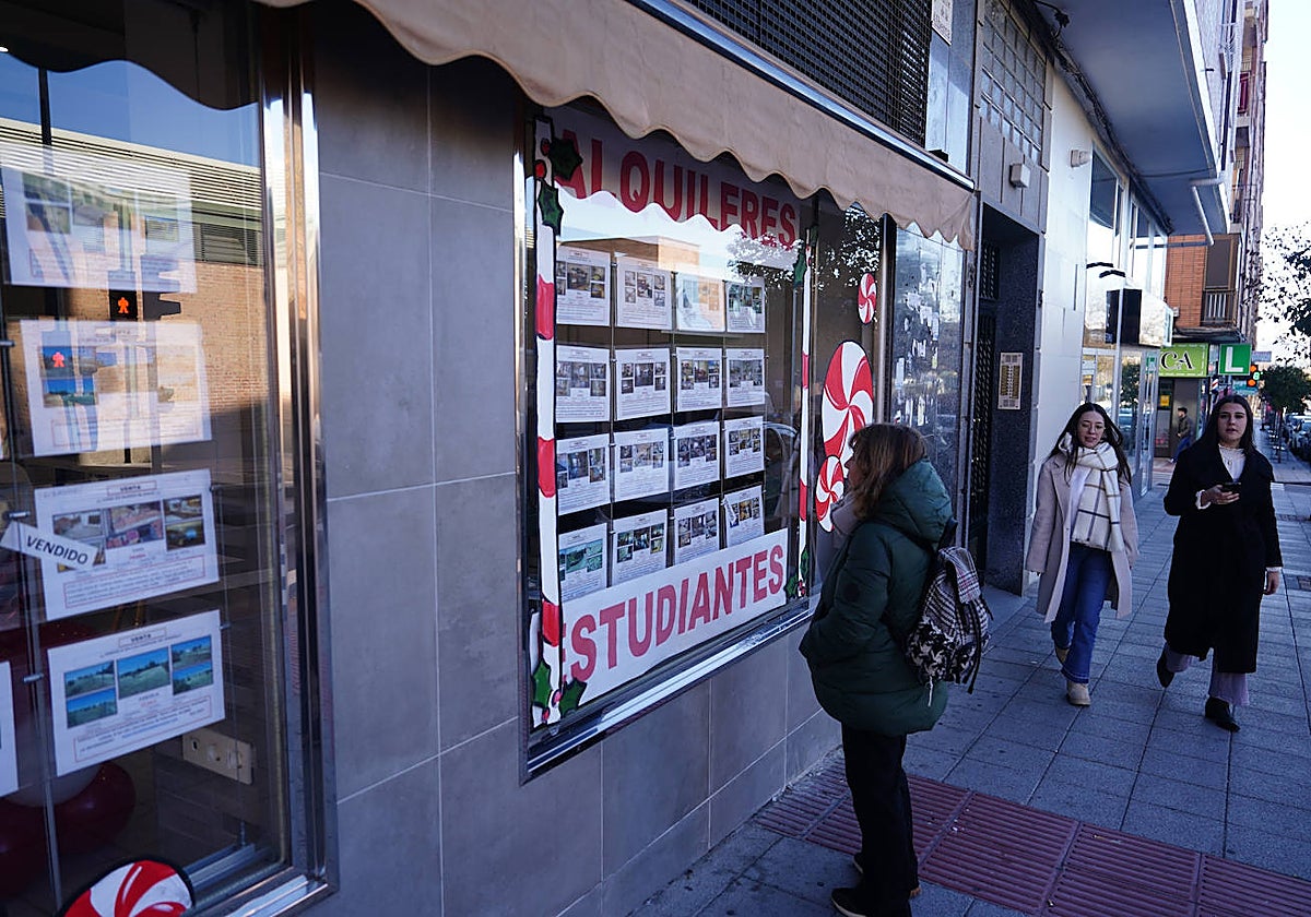 Anuncios de pisos de alquiler para estudiantes en una inmobiliaria salmantina.