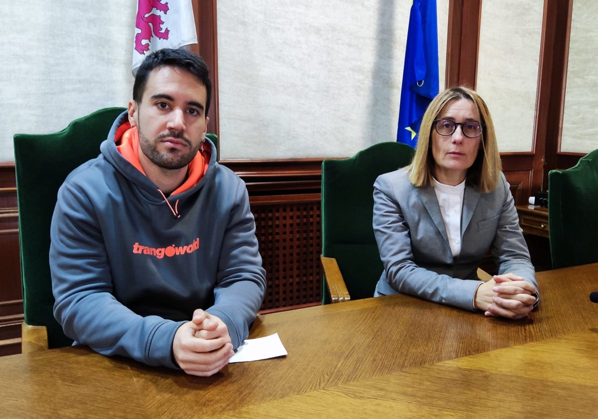 El concejal de Turismo, Kevin Blázquez, con la coordinadora de museos, Carmen Rubio, esta mañana en el Ayuntamiento de Béjar.