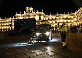 Recogida de residuos en la Plaza Mayor al acabar el Fin de Año Universitario.