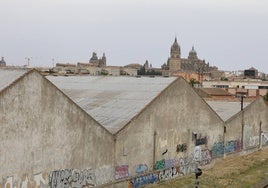 Naves con tejado de amianto, en los alrededores de la ciudad.