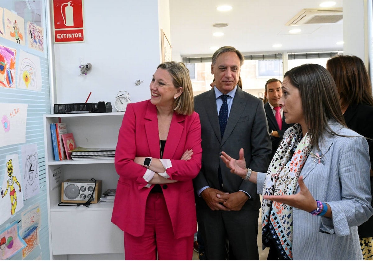 María Isabel Blanco, vicepresidenta de la Junta de Castilla y León, visitando el centro 'Mediacyl' de Salamanca.