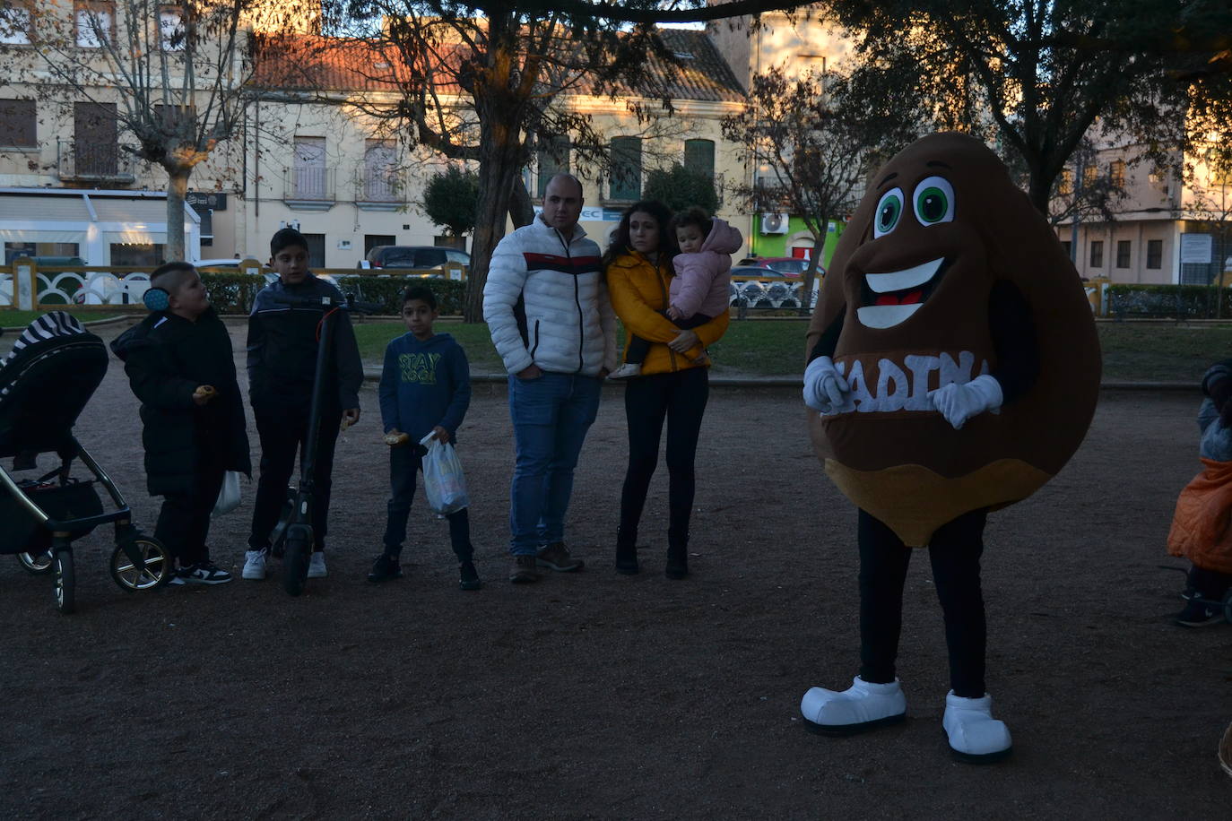 La fiesta de la castañada reparte 50 kilos de este fruto entre los mirobrigenses