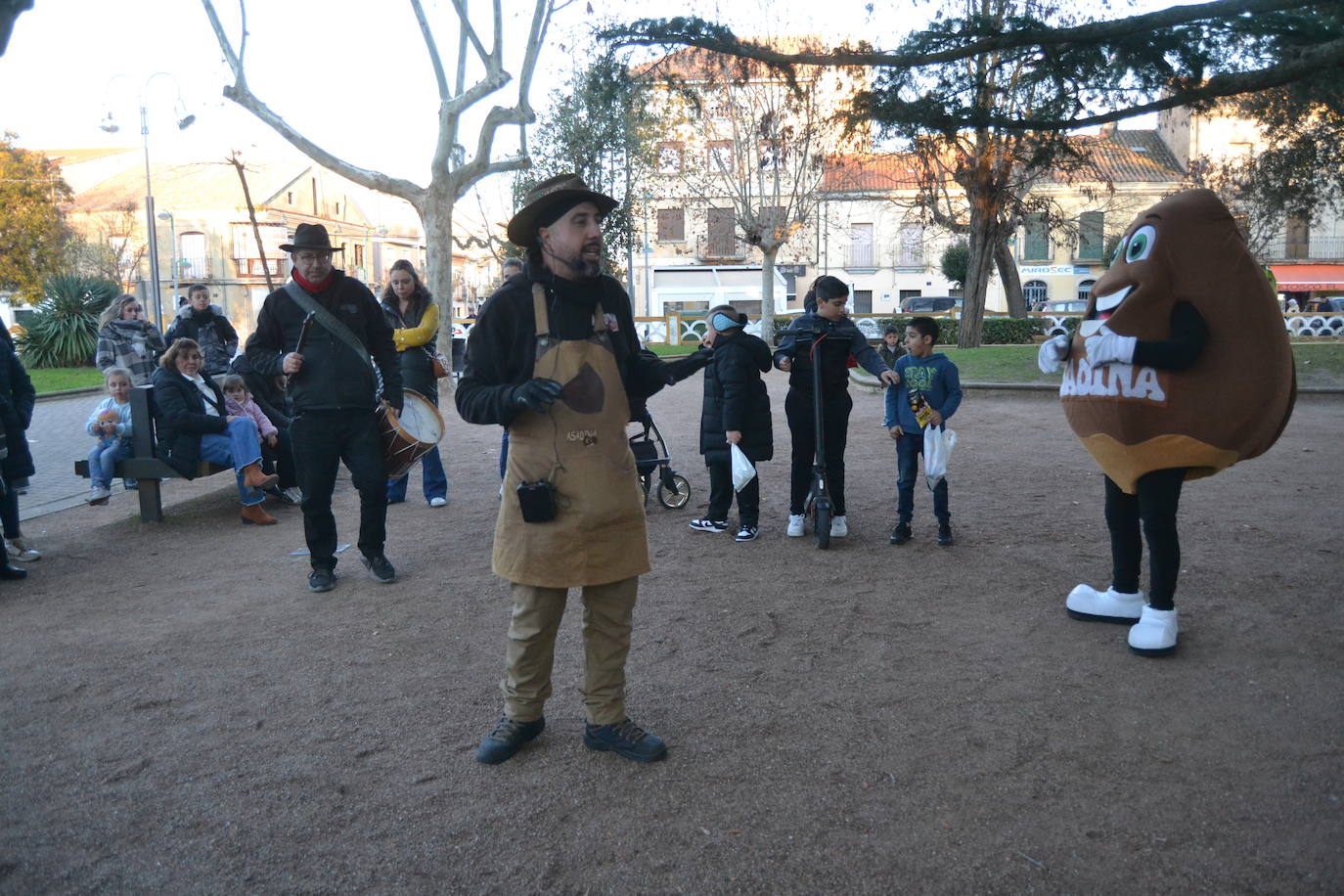 La fiesta de la castañada reparte 50 kilos de este fruto entre los mirobrigenses