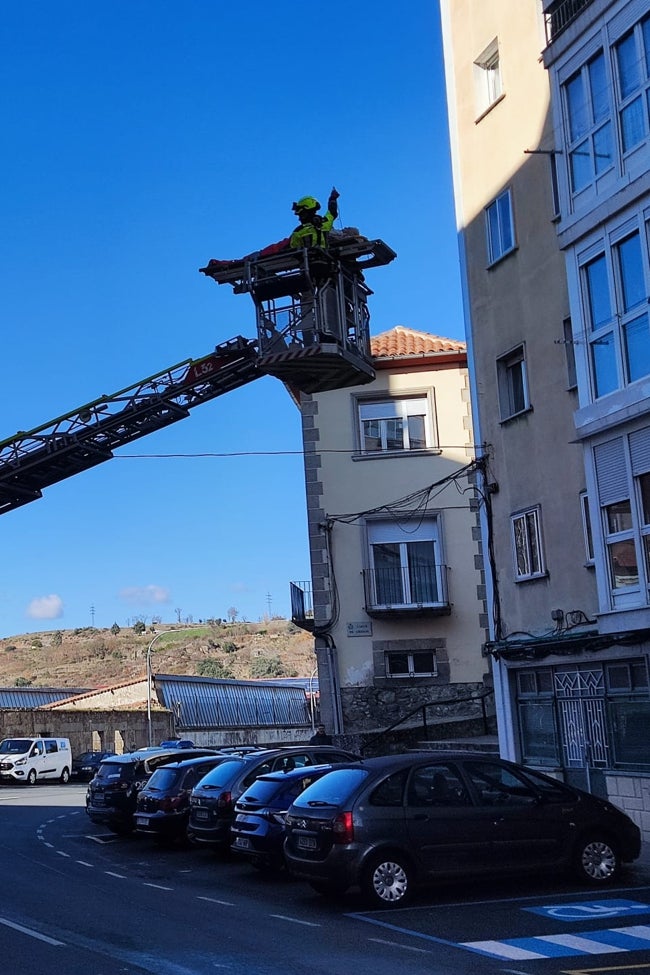 Los bomberos en la escala.