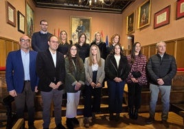 El alcalde Marcos Iglesias y concejales junto a Lorena, Vega y Alicia