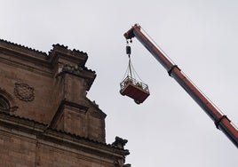 Los operarios acceden a la cubierta de Dominicos a través de una grúa de grandes dimensiones.