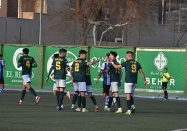 Los futbolistas del Guijuelo celebran el primer tanto, obra de Izan.