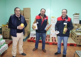 Chema Hernández, Luis Sánchez y Santiago Sánchez, en las instalaciones donde San José almacena los productos.