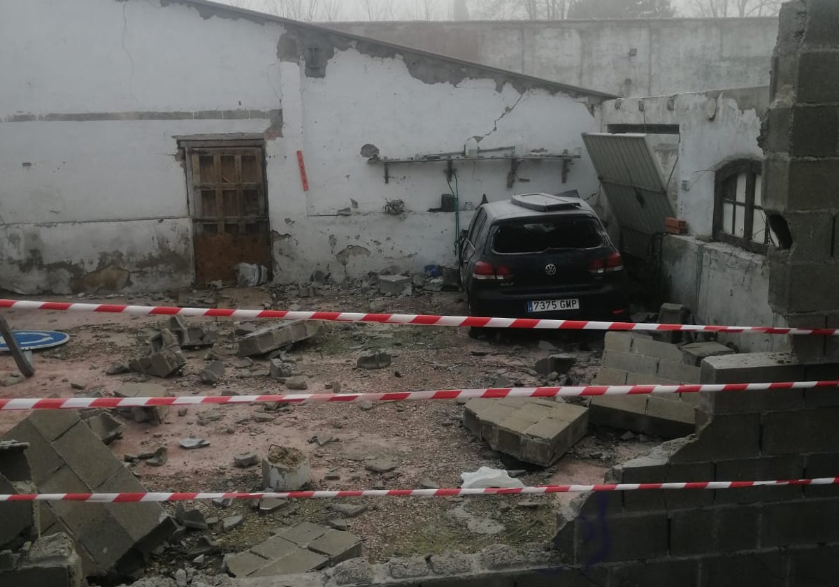 El turismo en el interior del inmueble acordonado en la carretera de Aldealengua.