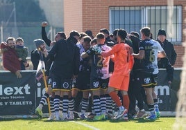 Jugadores celebran el gol de Unionistas.