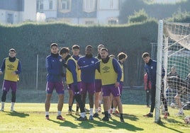 La plantilla del Salamanca UDS entrena las jugadas a balón parado en la última sesión de entrenamiento antes del duelo liguero en Asturias.