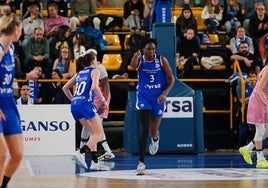 Sika Koné agradece una asistencia en el partido del sábado contra el Joventut.