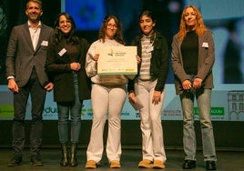 Imagen de varias alumnas y la directora pedagógica del centro, Gloria Pérez y la profesora Vanesa Yuste.