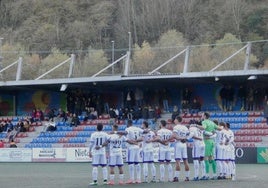 Los jugadores del Salamanca UDS durante el minuto de silencio en Ganzábal.