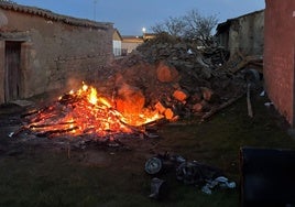 Los restos de madera calcinados de la vivienda derrumbada en La Vellés.