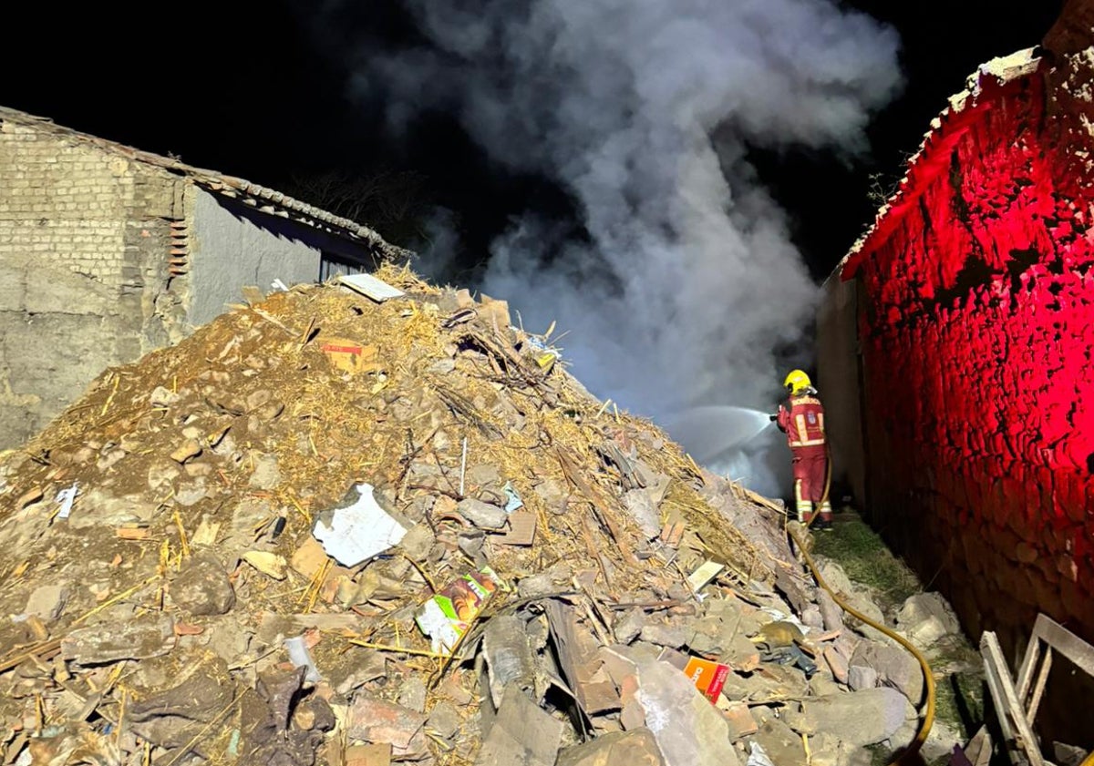 Imagen principal - Uno de los camiones de bomberos desplazados a la localidad de La Vellés por el incendio.