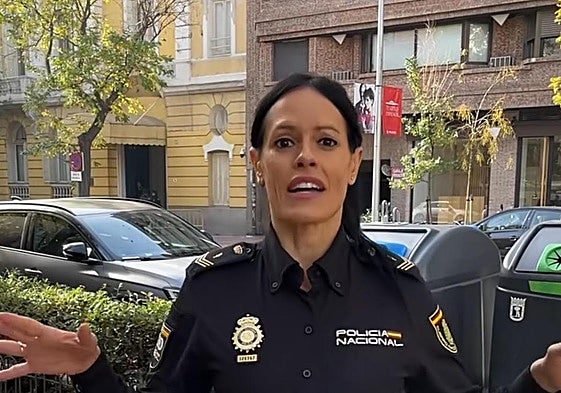 Captura de pantalla del vídeo compartido por la Policía Nacional en su cuenta de Instagram recomendando este gesto.
