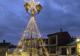 Vecinos de Santibáñez de la Sierra junto al árbol colocado en la Plaza