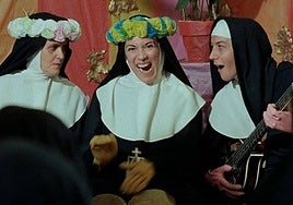 Fotograma de 'Entre tinieblas' (1983) de Pedro Almodóvar en el que aparecen Carmen Maura en el medio y los lados, las difuntas, Chus Lampreave (izq.) y Marisa Paredes (der.)