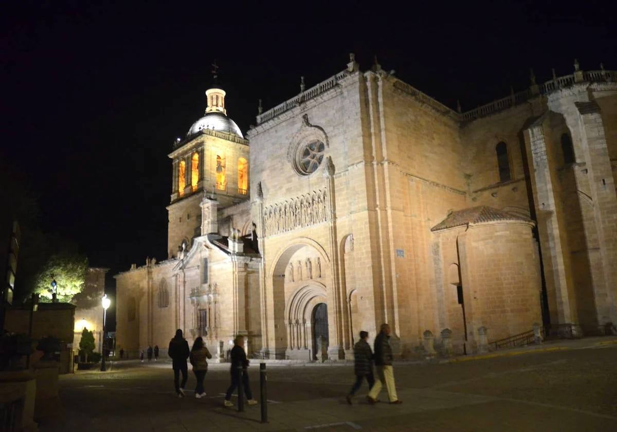 La Catedral de Ciudad Rodrigo con su iluminación actual.