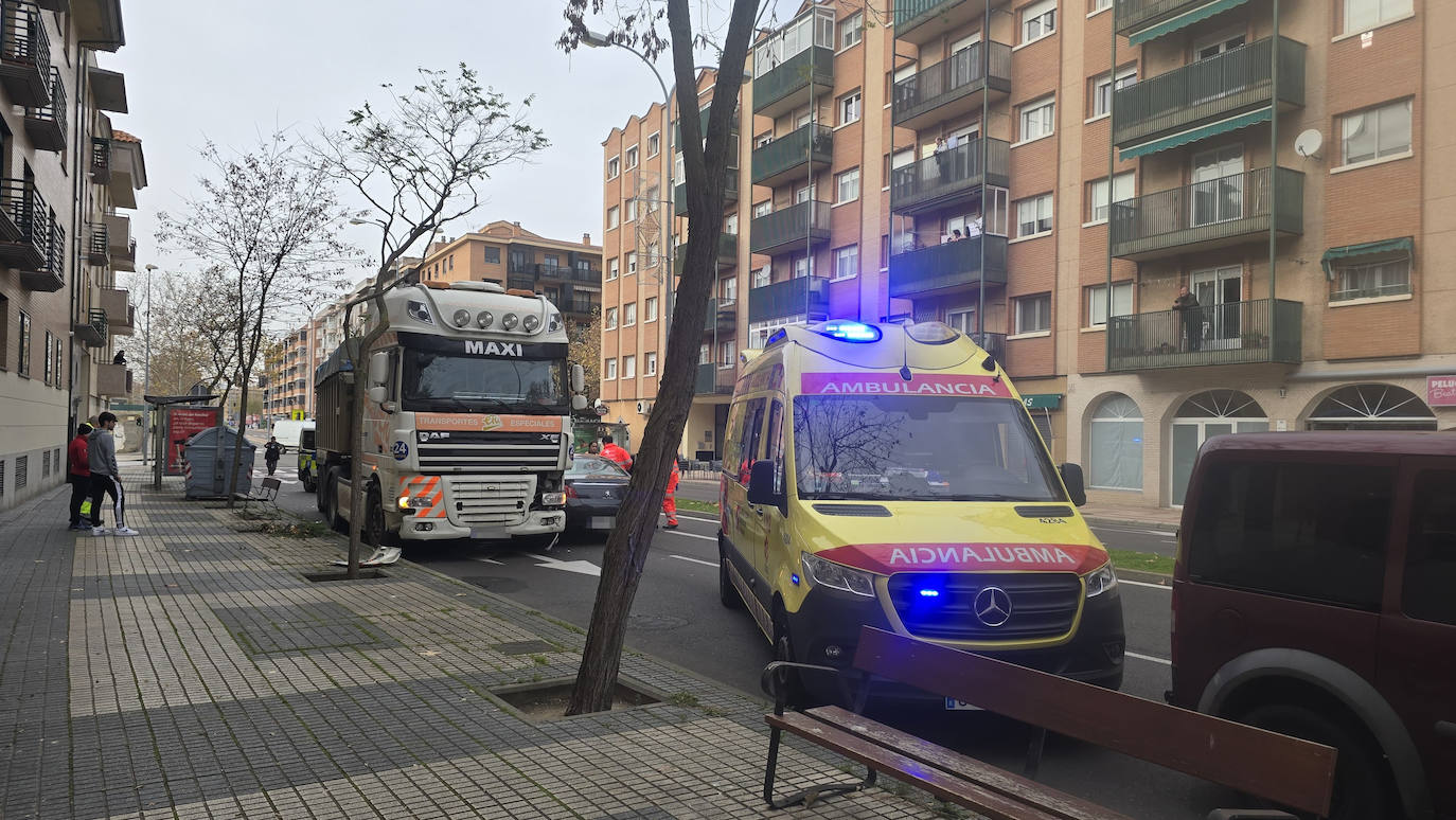 Imagen principal - Aparatosa colisión entre un turismo y un camión en Jesús Arambarri