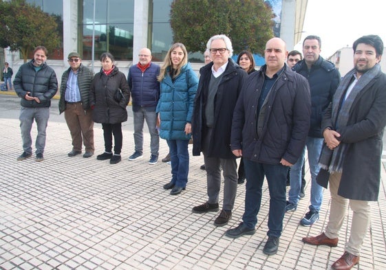 Carlos Pérez y Mariana Boadella, junto a Ventura Recio y otros afiliados en la visita de Villares de la Reina.