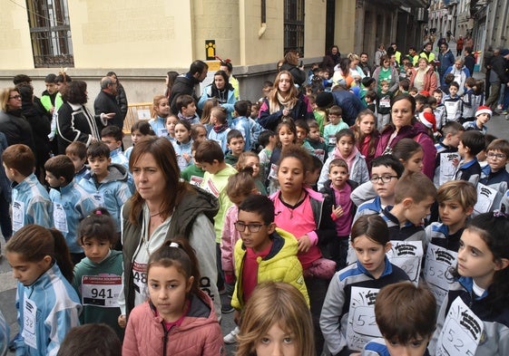 Imagen de escolares participantes en la primera carrera de San Silvestre celebrada esta mañana de miércoles en Béjar