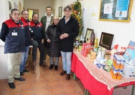 Responsables de la asociación y el Ayuntamiento, junto a los alimentos que repartirán esta semana.