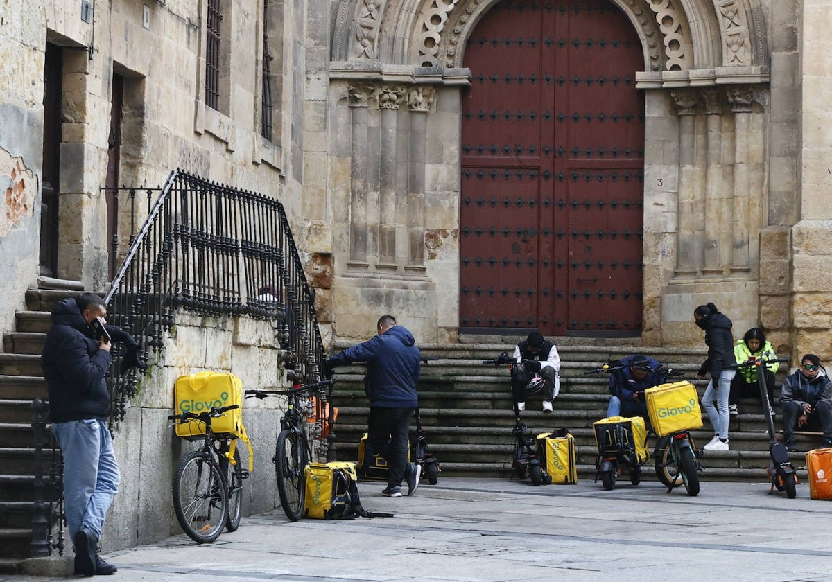 Riders esperan sus pedidos en las escaleras de la iglesia de San Martín.